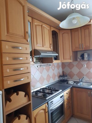 Mezőtúron 2. emeleti beépített gépesített konyhával lakás