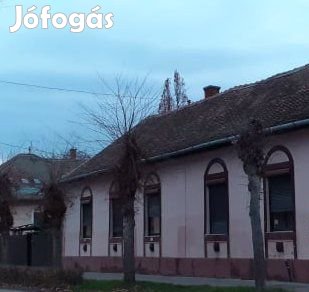 Mezőtúron belvárosban, 3 szobás családi házrész eladó !