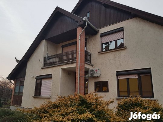 Mezőtúron fiatalos övezetben családi ház