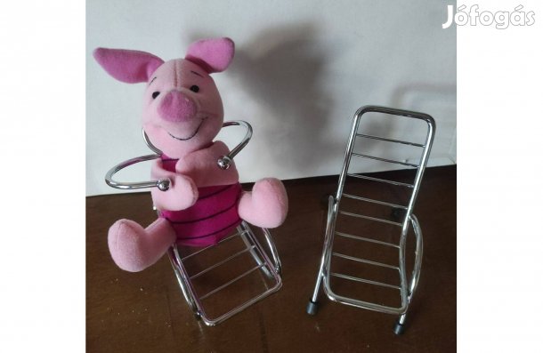 Micimackó és Malacka plüss figurák, fémszékekkel