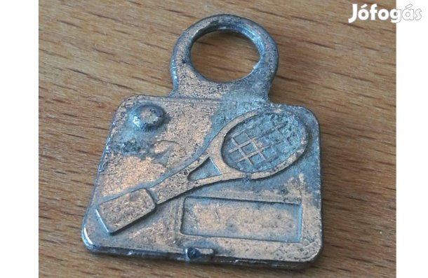 Mid-century tenisz medál, fém (kb. 2,5x1,9cm)
