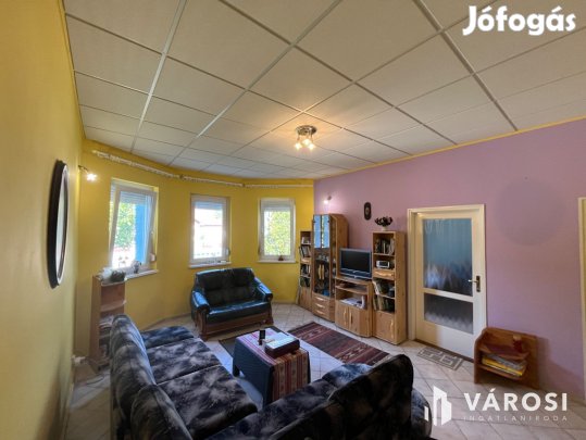 Mikepércsen, nagyon jó helyen, kiváló 3 szoba nappalis ház!