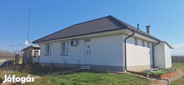 Mikepércsen nappali + 3 szobás családi ház 3999 nm telekkel