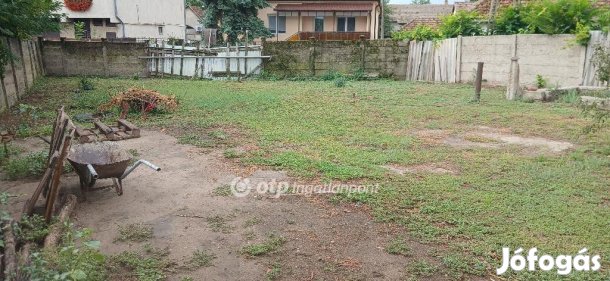 Mikepércsi eladó 302 nm-es telek