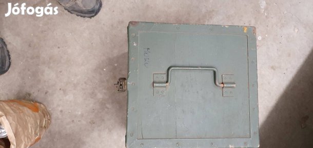 Minden élén vasalt zárható katonaláda nagyon erős