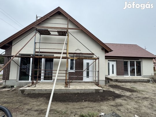 Mindszenten, Kecskemét és Szeged között társasházi kertkapcsolatos, új