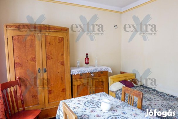 Mindszenten, belvároshoz közel eladó kétszintes családi ház, nagy