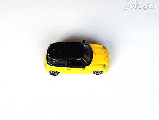 Mini Cooper S játék autó. Sárga fekete