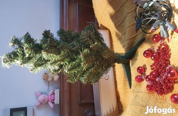 Mini karácsonyfa 52 cm asztali műfenyő piros díszek égősor