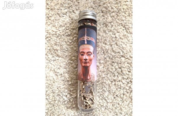 Mini puzzle kapszulában Nofretete ókori egyiptomi királyné