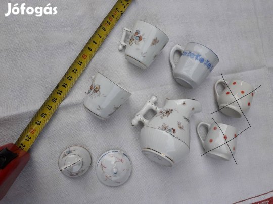 Miniatűr gyerekjáték porcelánedények