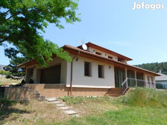 Minőség, panoráma és zöld - eladó családi ház Vonyarcvashegyen