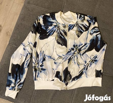 Mintás női felső M méretben eladó!