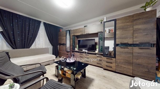 Miskolc, belváros, 63 nm-es, felújított, 2 + 1 szobás lakás.