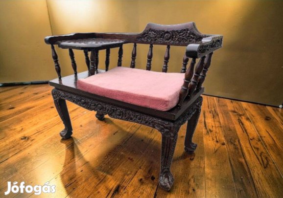 Mívesen faragott pad