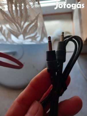 Mobiltelefont a töltővel összekötő kábel