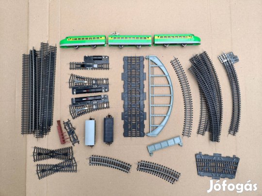 Modellvasút sínek és vonat