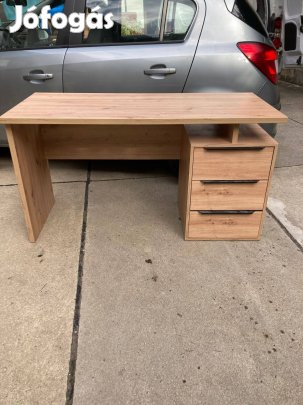 Modern Ikeában vásárolt íróasztal eladó!