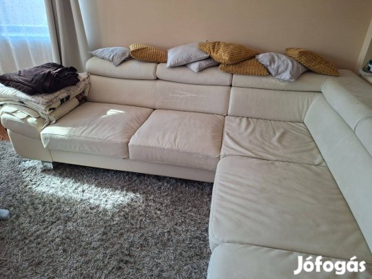 Modern L alakú textílbőr kanapé + szőnyeg + asztal egyben eladó