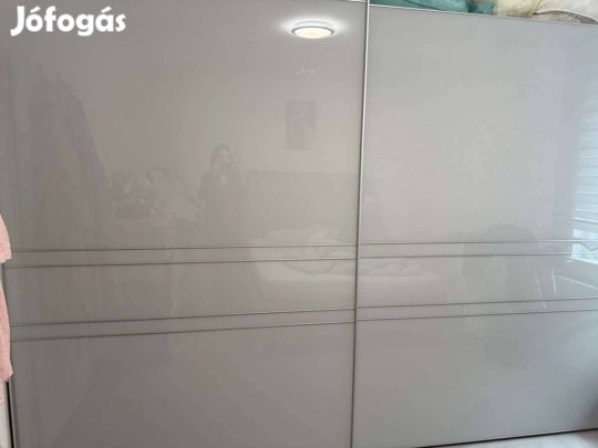 Modern Magasfény hatású üveglapos szürke toló ajtós gardrób
