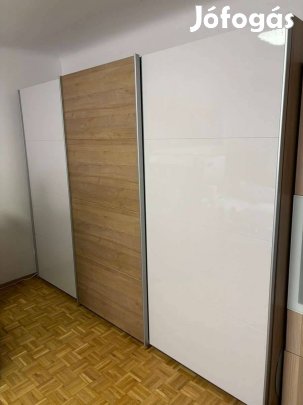 Modern Magasfényű fehér tölgy toló ajtós gardrób szekrény