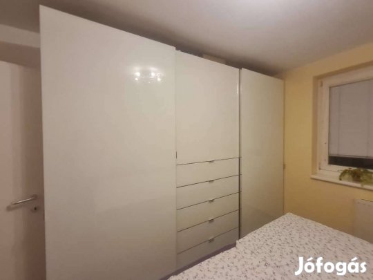 Modern Magasfényű fehér toló ajtós gardrób szekrény