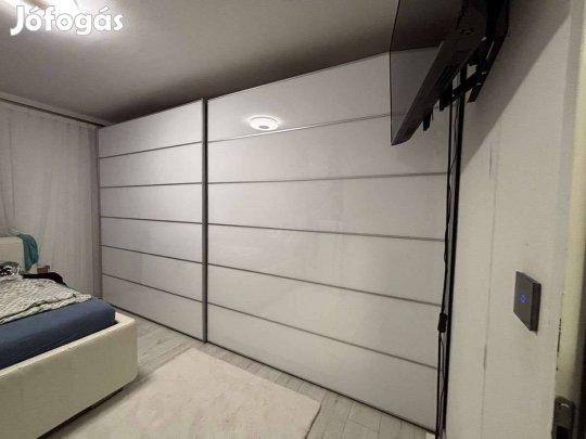 Modern Óriás Magasfény hatású üveglapos toló ajtós gardrób