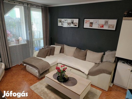 Modern, belső szintes lakás saját udvari beállóval Nyíregyházán