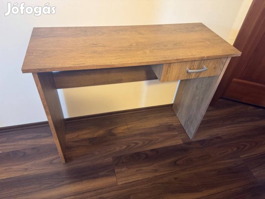 Modern, fa mintázatú íróasztal fiókkal Kiváló állapotban!
