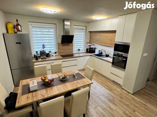 Modern, felújított, 3 szoba+nappali, 2 fürdőszobás lakás
