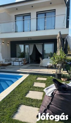 Modern, fiatalos, medencés, BALATONI panorámás ikerházi lakás