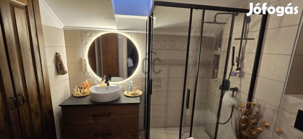 Modern, frissen felújított ház kertkapcsolattal várja új tulajdonosát!