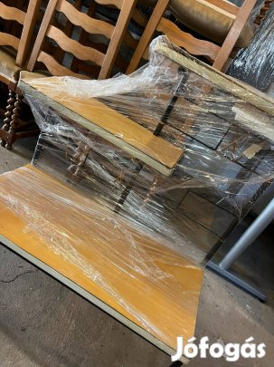 Modern, lépcsős polc elrendezésű virágállvány / display állvány