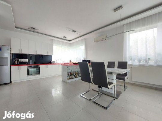 Modern, napelemes-energiatakarékos családi ház Harkányban!