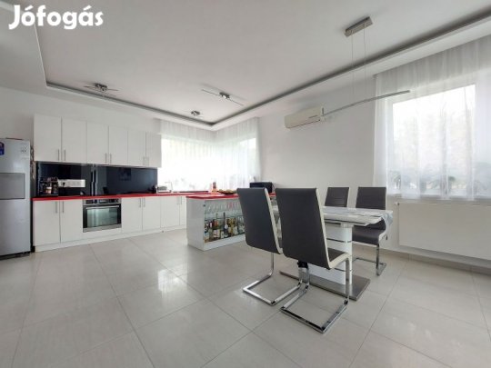 Modern, napelemes-energiatakarékos családi ház Harkányban!