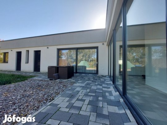 Modern, napelemes-energiatakarékos családi ház Harkányban!