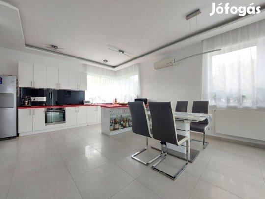 Modern, napelemes-energiatakarékos családi ház Harkányban!