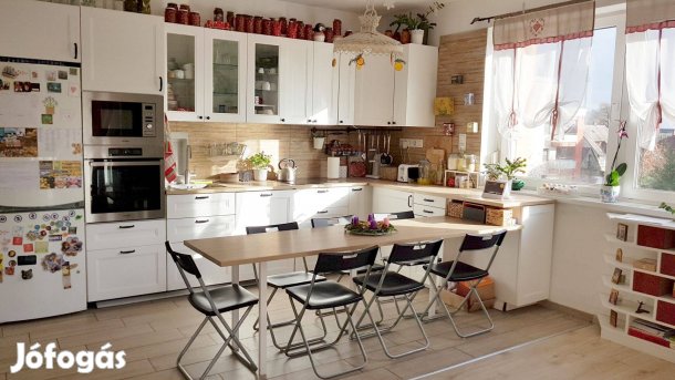 Modern, napfényes lakás 2 terasszal, beállóval, kiváló közlekedéssel