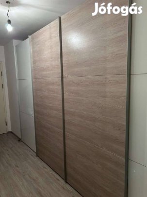 Modern egyedi gyártású fehér tölgy toló ajtós gardrób szekrény