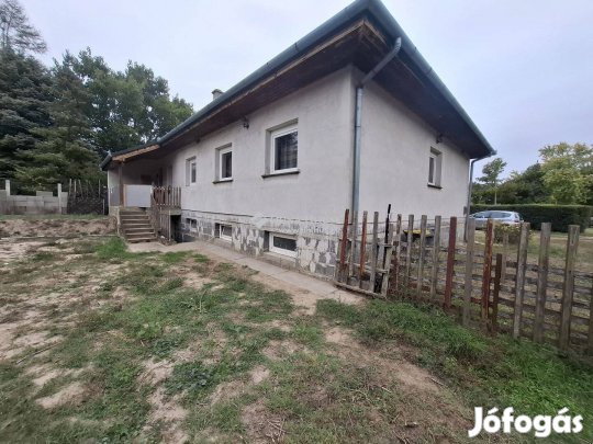 Modern elrendezésű 5 szobás téglaépítésű családi ház