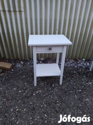Modern fehér IKEA éjjeliszekrény 