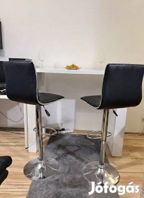 Modern fehér bárpult 2 db fekete bárszékkel Kiváló állapotban