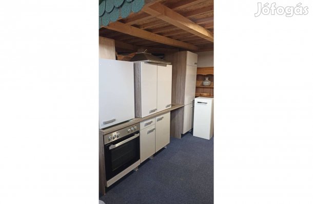 Modern gépesített konyhabútor eladó