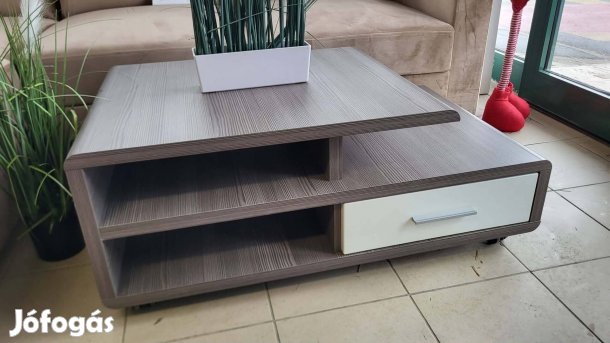 Modern gurulós dohányzóasztal eladó több darab is 