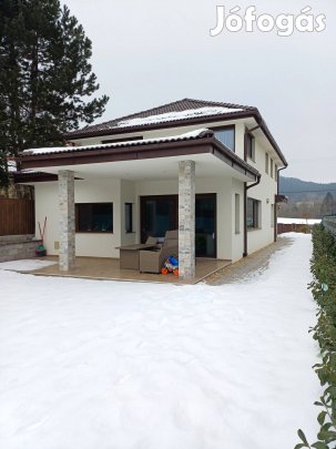 Modern ház, szép környezet!