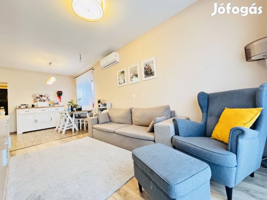 Modern ikerház összközműves utcában eladó!