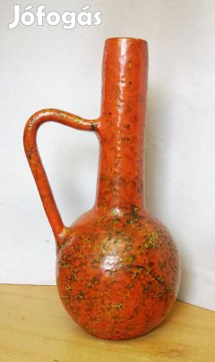 Modern iparművészeti váza vöröses rusztikus jellegű mázzal. Tófej