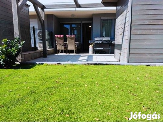 Modern lakás saját, gondozásmentes kerttel a Campus sétányon