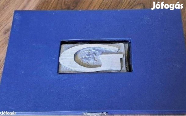 Modern lovas plakett