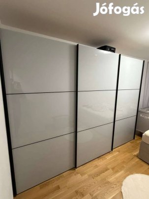 Modern magasfény hatású üveglapos Szürke toló ajtós gardrób